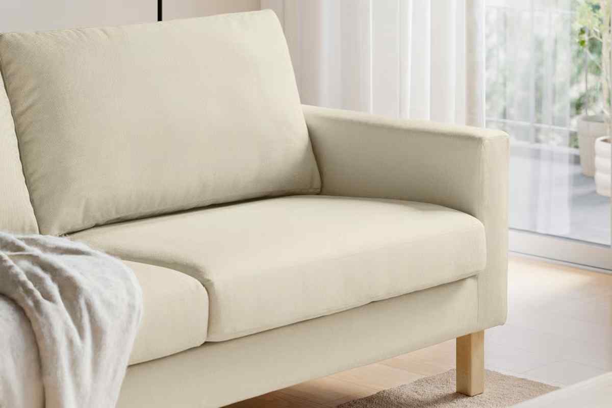 un modello di divano ikea in casa