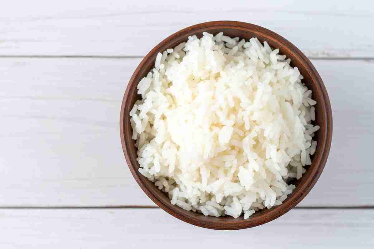 riso in una ciotola su un tavolo