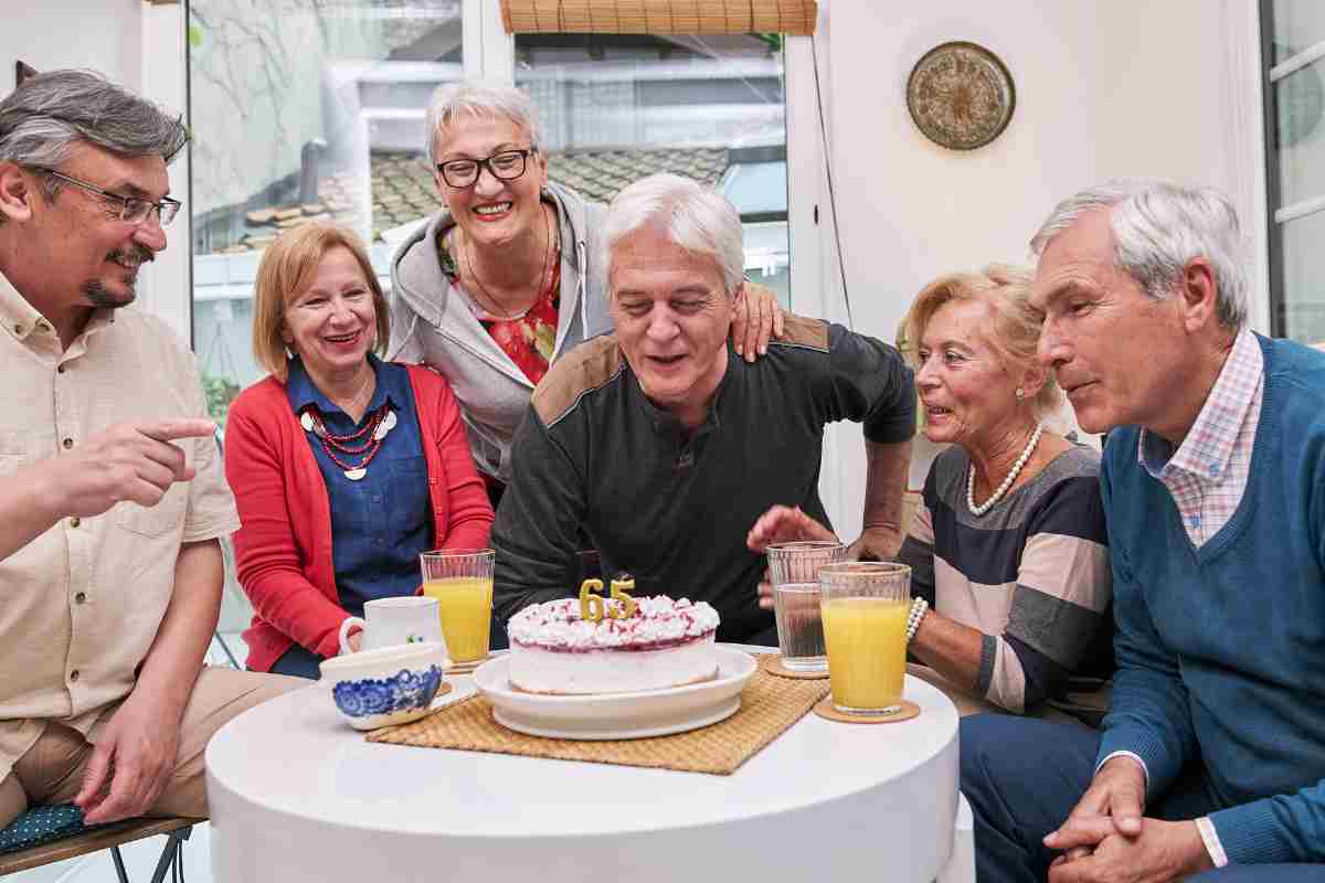 persona festeggia il suo compleanno con gli amici