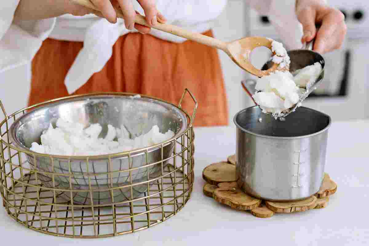 donna cucina il cavolo rapa