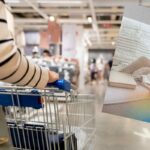 persona spinge il carrello da ikea e nel riquadro dettaglio di un divano