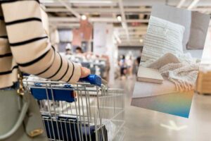 persona spinge il carrello da ikea e nel riquadro dettaglio di un divano