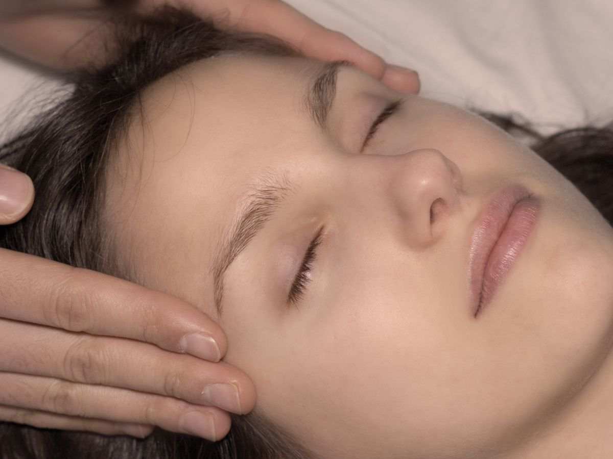 donna si fa fare massaggio alle tempie