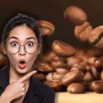 chicchi di caffè e donna sorpresa