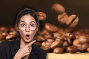 chicchi di caffè e donna sorpresa