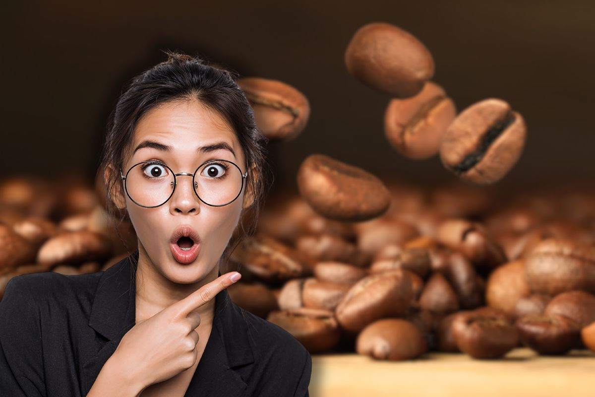 chicchi di caffè e donna sorpresa