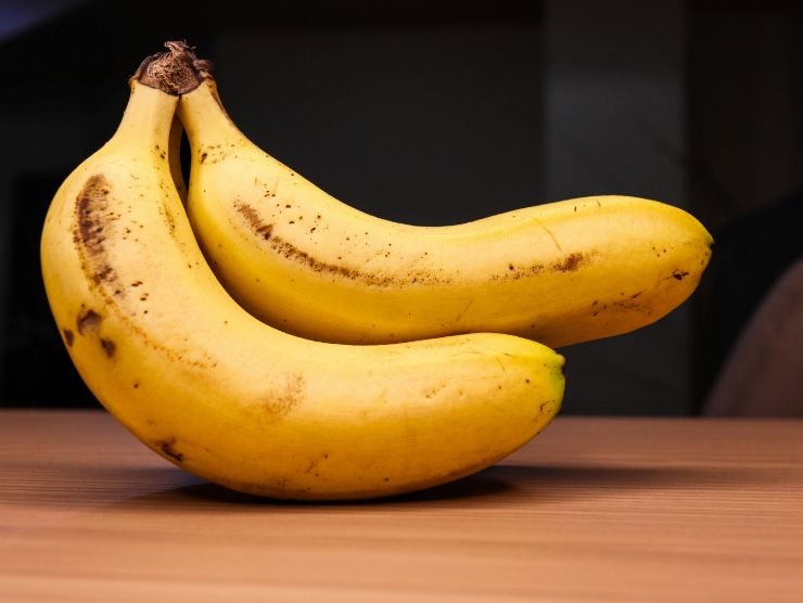 coppia di banane con buccia matura