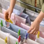 donna stende bucato sullo stenditodio