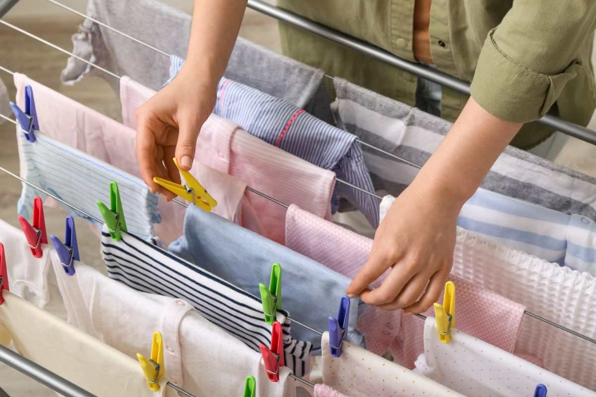 donna stende bucato sullo stenditodio
