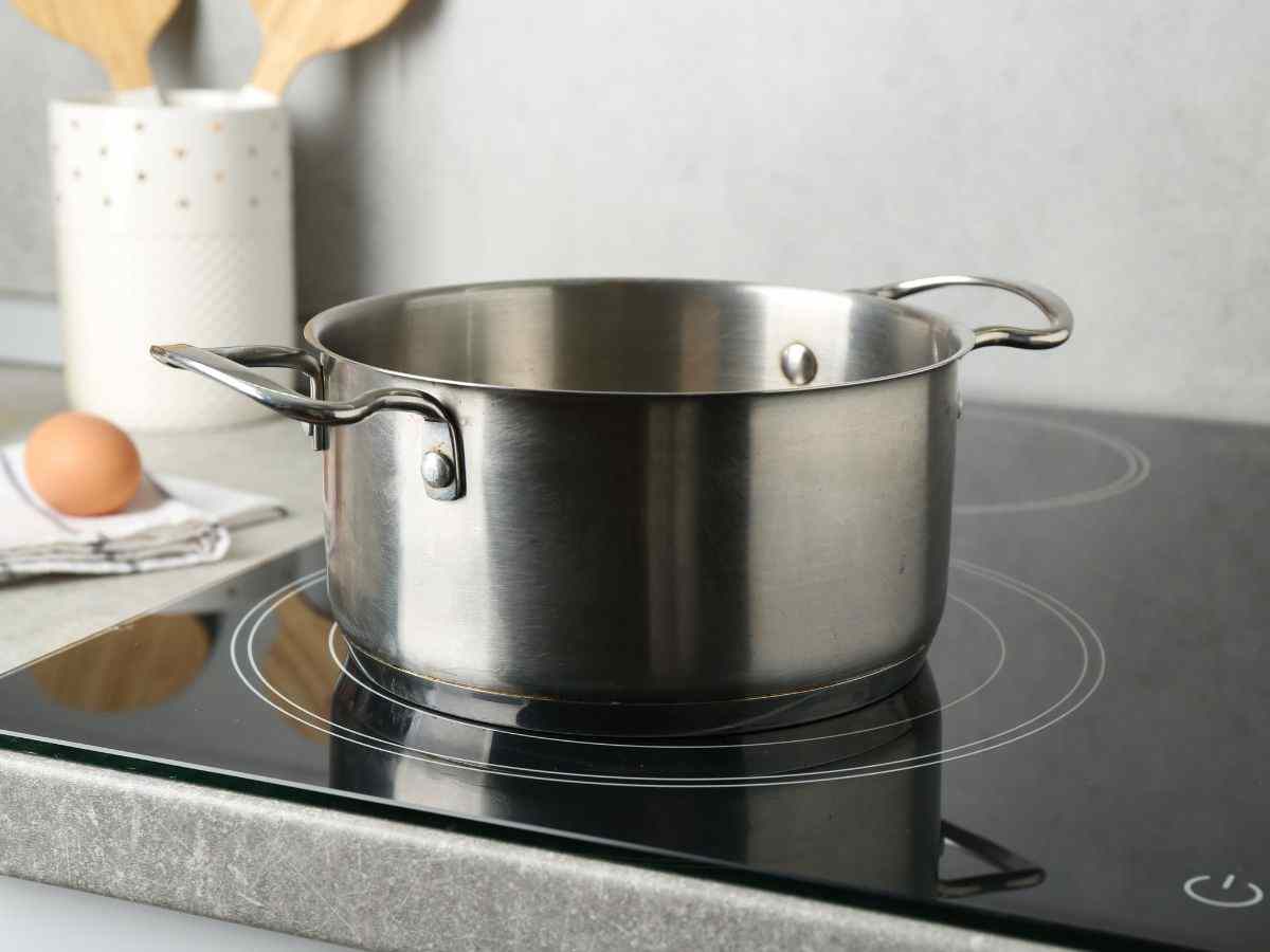 una pentola lucida su un piano induzione