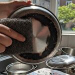 pentola annerita mentre viene sgrassata