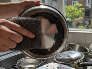 pentola annerita mentre viene sgrassata