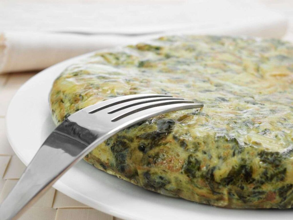 una frittata alta in un piatto
