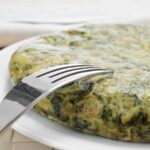 una frittata alta in un piatto