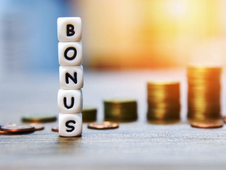 scritta bonus e fila di monetine