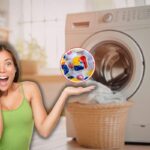 lavatrice con cesta di bucato, donna sorpresa e pastiglia lavastoviglie in icona rossa