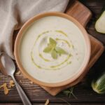 ciotola con vellutata di zucchine